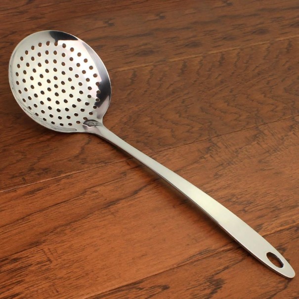 Cucharón de acero inoxidable con agujeros 1