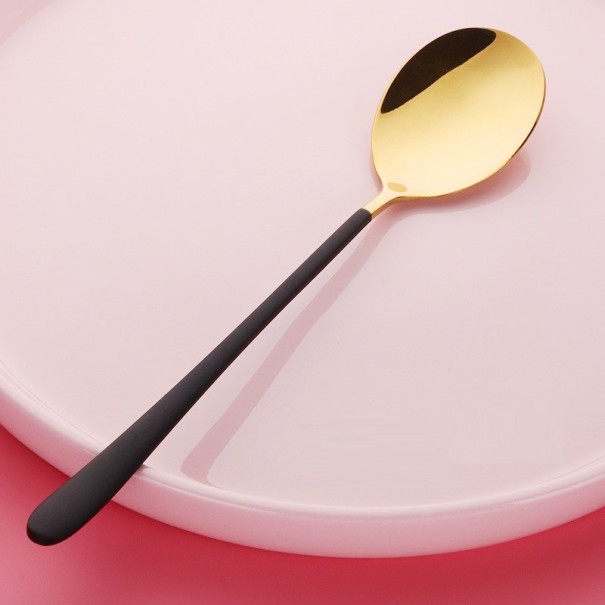 Cuillère en acier inoxydable avec poignée colorée noir