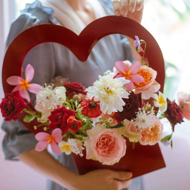 Cutie cadou pentru un buchet cu o inimă de 10 buc roșu