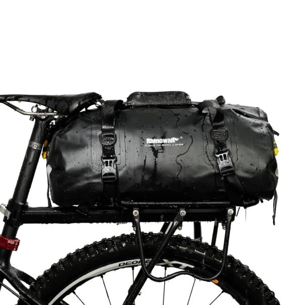 Cyklistyczna torba na rower 46 x 23 x 28 cm 20 l PVC Wodoodporna tylna torba na bagażnik roweru Duża pojemność czarny