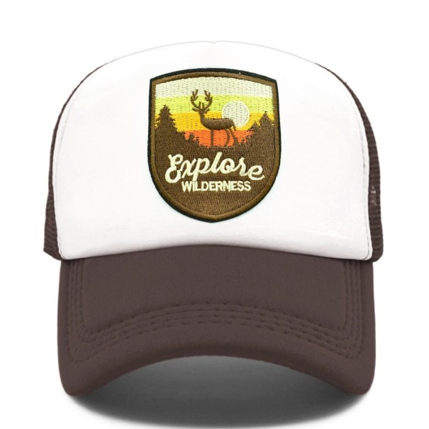 Czapka z daszkiem trucker z jeleniem kawa