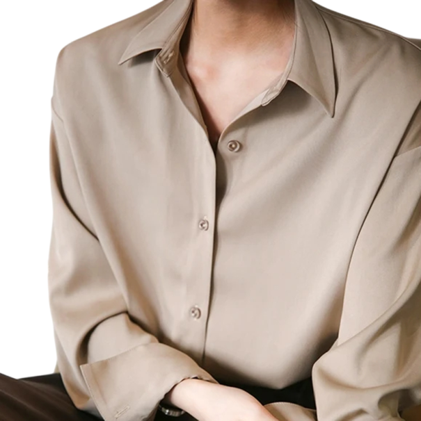 Damblus i satin med långa ärmar Elegant skjorta Lös passform Knappknäppning Lätt glansigt material för både dag och kväll beige S