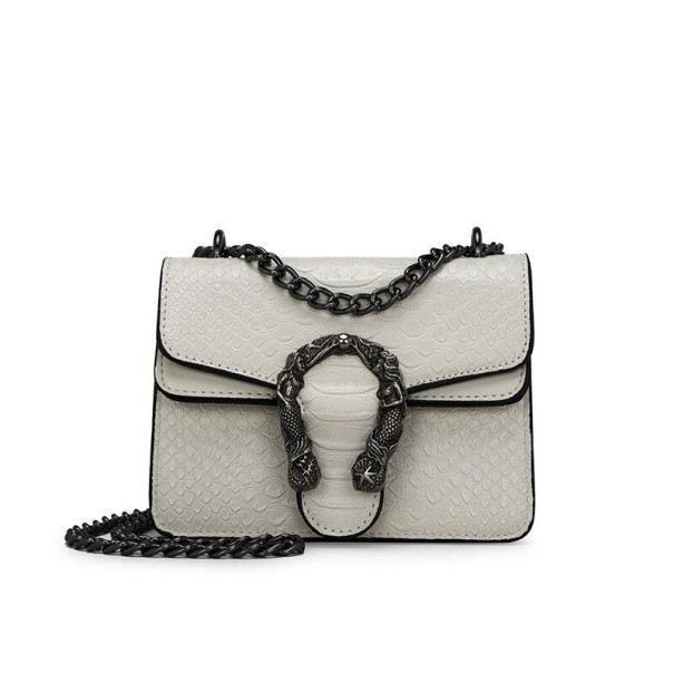 Dame crossbody taske med slangeskindsdesign og metalspænde på klappen Kædestrop af mørkt metal Mørk kantbånd Kunstlæder hvid