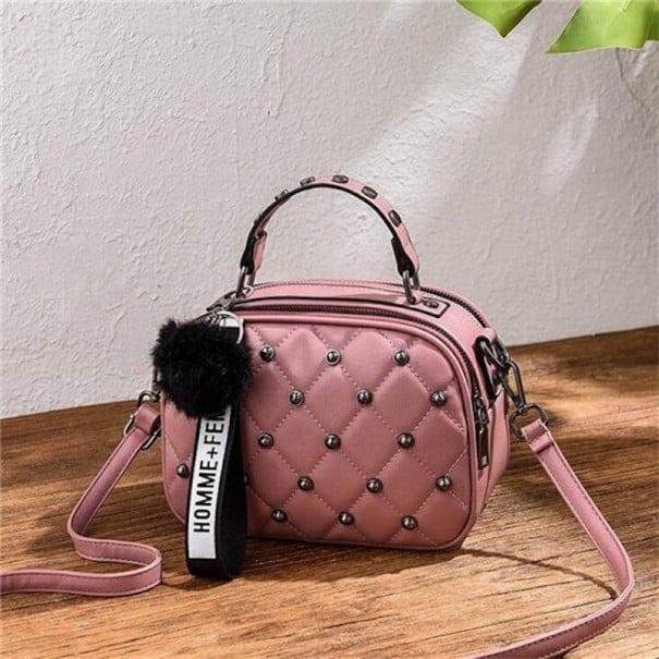 Dame crossbody taske til hånd Proppet mønster med metalnitter Fluffy pompon Dobbelt lynlås Kunstlæder 21 x 15 x 9 cm rosa