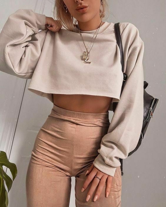 Dame kort sweatshirt med rund halsudskæring og lange brede ærmer Løs oversize pasform med sænkede skuldre Bomuld og polyester beige M