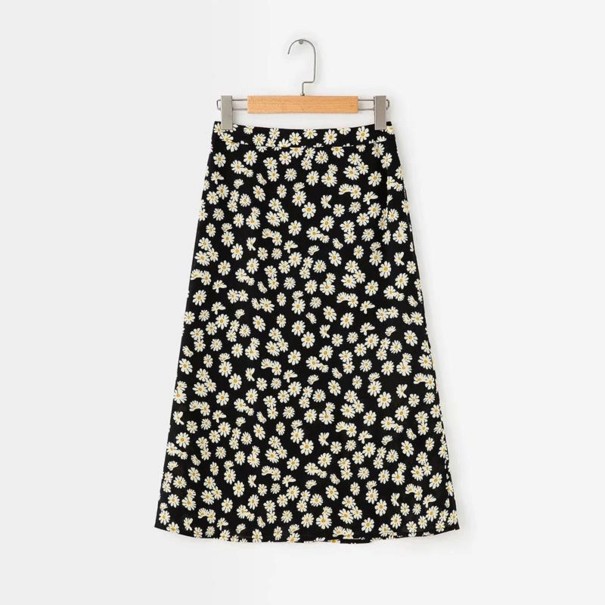 Dame midi nederdel med blomsterprint Sort med hvide blomster Let udvidet A-linje pasform Bomuld og polyester Længde til midt på læggen L