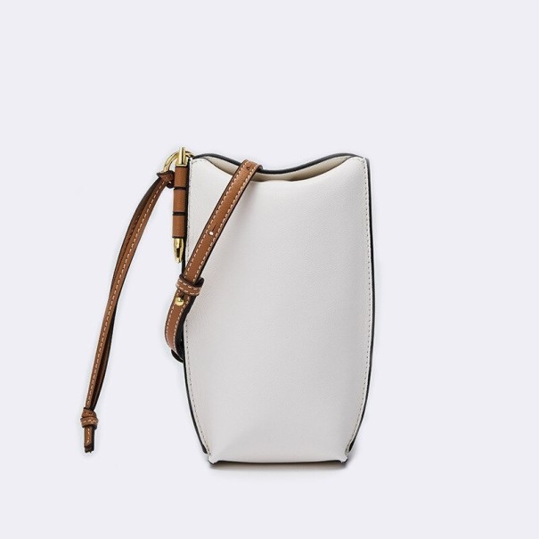 Dame mini skuldertaske 20 x 9 x 4 cm i ægte læder Smalt vertikalt design Brun rem med knuder Guld farvede metal detaljer hvid