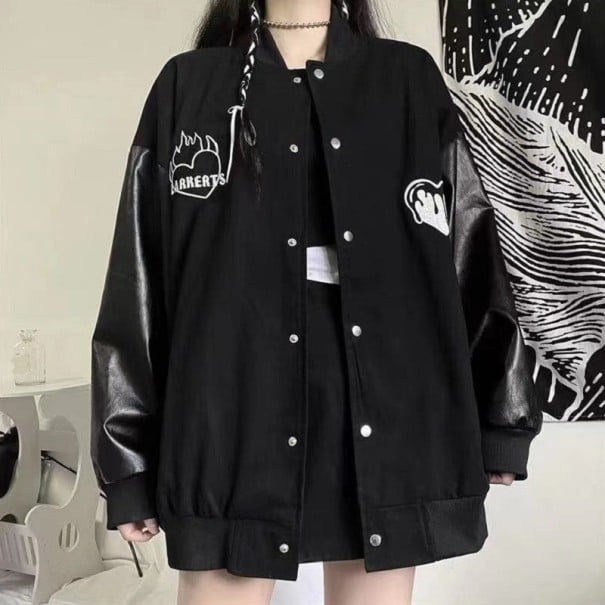Dame sort baseballjakke med ærmer i læderlook og hvide hjerte-motiver. Løs pasform. Lukning med trykknapper. Ribstrikkede kanter. Polyester. XL