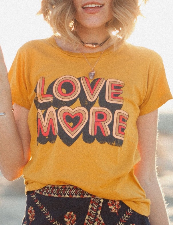 Dame T-shirt med love more-print gul M