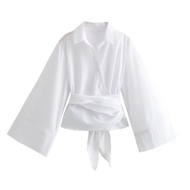 Damebluse med lange ærmer og brede manchetter. Wrap-snit. Selvbindende bælte. Elegant top til både hverdag og formel stil. hvid S