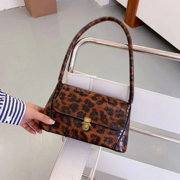 Damehåndtaske med slangeskindsmønster M1020 brun