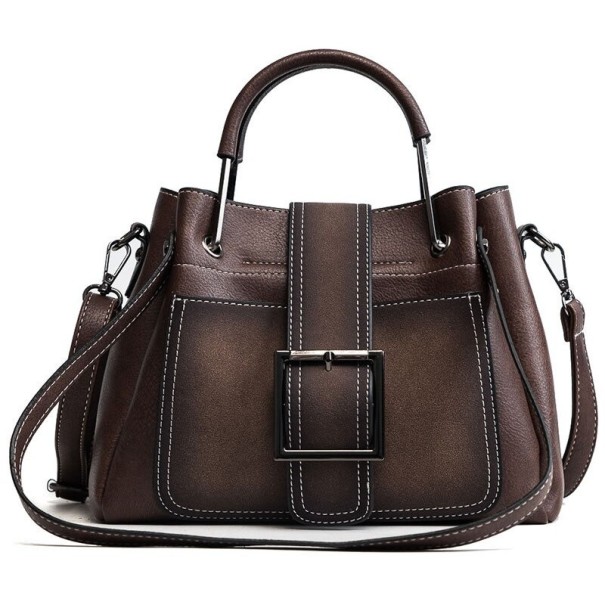 Damen Crossbody Tasche aus PU Kunstleder mit Handgriff Gurt mit Karabinerhaken Große metallische Schnalle und kontrastierende Nähte 27 x dunkelbraun