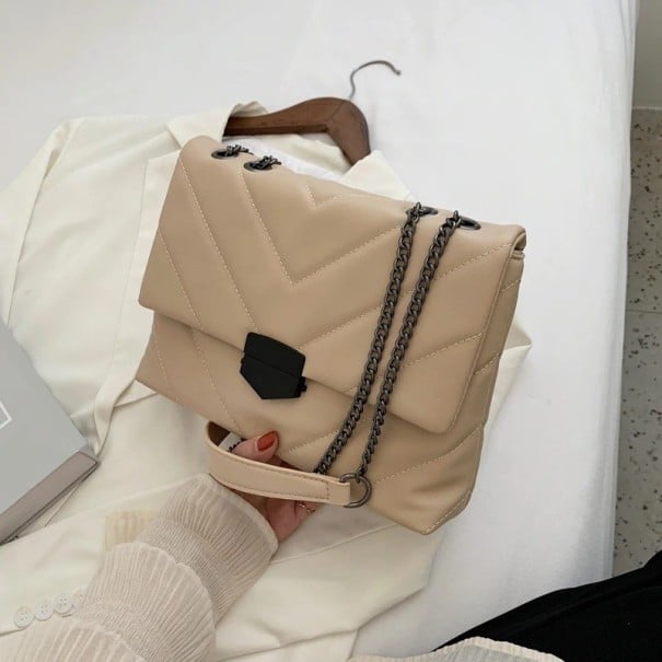 Damen Crossbody Tasche aus PU-Leder mit Steppung in V-Form Schultertasche mit Kettenriemen und Metallschnalle 28 x 19,5 x 8 cm beige
