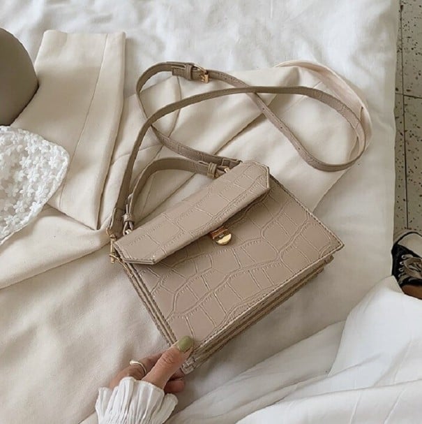 Damen Crossbody Tasche mit Krokodilsmuster und schräger Klappe Oberer Griff und Riemen mit Schnalle PU Leder 21 x 17 x 8 cm Zum Tragen khaki