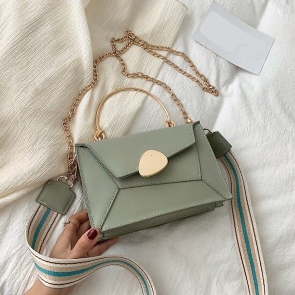 Damen Crossbody Tasche mit rundem metallischen Griff Kette und breitem Textilriemen Klappe mit goldener Verzierung PU-Leder 20 x 13 x 8 cm hellgrün