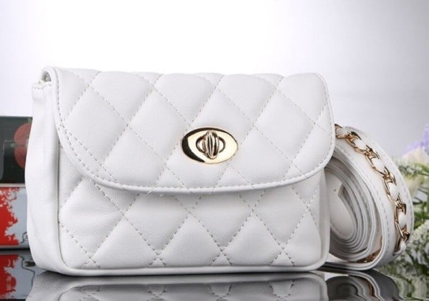 Damen gesteppte Gürteltasche mit Klappe und Drehverschluss Gürtel mit eingewebter Kette Rautenmuster Beschläge in goldener Farbe 12 x 18 x weiß