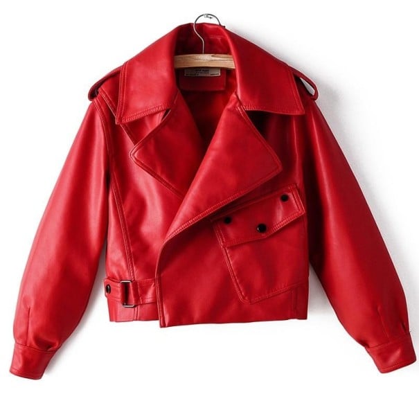 Damen kurze Jacke aus Kunstleder Breiter Kragen mit Revers Asymmetrisches Vorderteil Große Tasche mit Klappe Schulterpolster Gürtel rot M