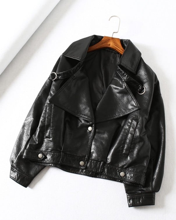 Damen kurze Jacke aus Kunstleder Lockere Passform mit überschnittenen Schultern Breite Revers mit metallischer Schnalle Druckknopfverschluss schwarz L