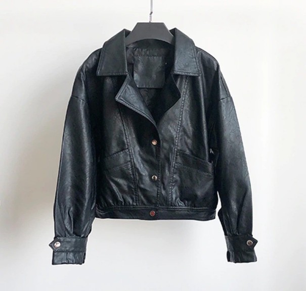 Damen kurze Jacke aus Kunstleder Lockere Passform Reverskragen Druckknopfverschluss Zwei große Fronttaschen Manschetten mit Patte Geraffter schwarz L