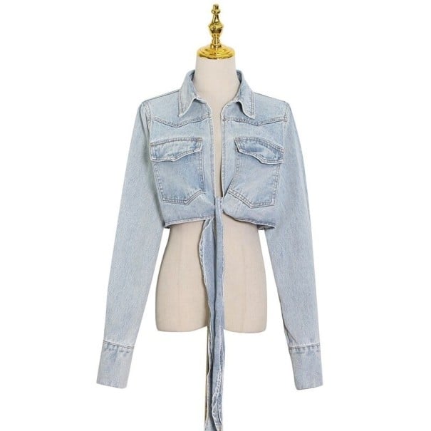 Damen kurze Jeansjacke mit Bindeband Hemdkragen Zwei Brusttaschen mit Klappen Lange Ärmel Helles Blau Polyester und Baumwolle M