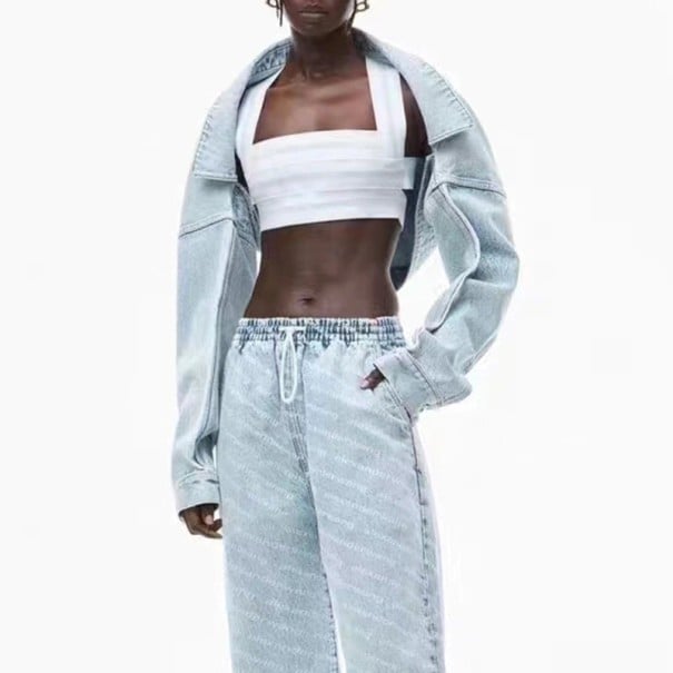 Damen kurze Oversize Jeansjacke in hellblauer Farbe Ausgeprägter breiter Kragen Herunterhängende Schultern Lange Ärmel mit Knopfmanschette S