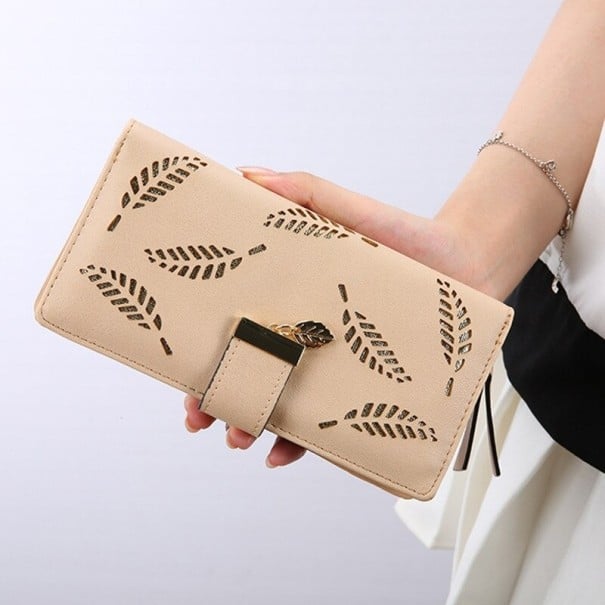 Damen lange Geldbörse mit geschnitztem Blattmuster Schließt mit einem Riemen und goldfarbener Schnalle Blattanhänger PU Leder 18,6 x 9,5 x 3,5 beige