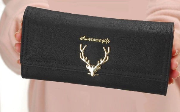 Damen lange Geldbörse mit goldenem metallischen Ornament eines Hirschkopfes Verschluss mit Überschlag Mattes Finish Kunstleder PU 19,5 x schwarz