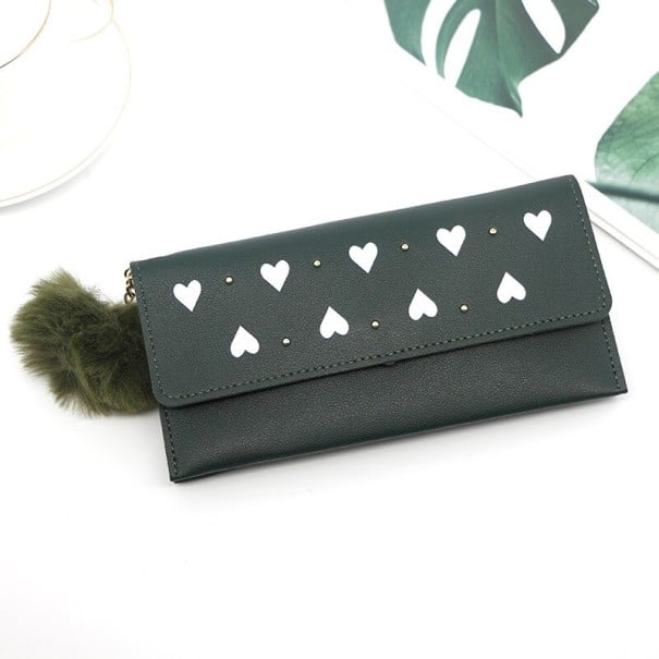 Damen lange Geldbörse mit Klappe und weißen Herzen Kleine metallische Nieten Flauschiger Pompon an einer Kette Kunstleder 19 x 9,5 x 1,5 cm armeegrün