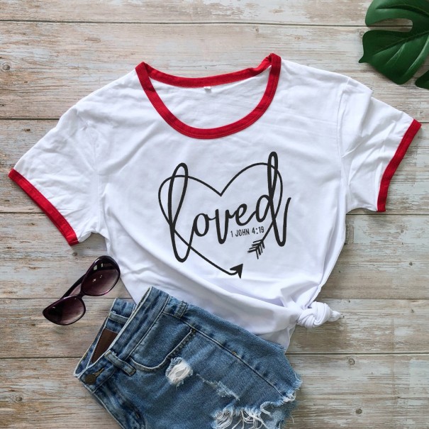 Damen-T-Shirt mit dem Aufdruck „Loved“. 3XL 2