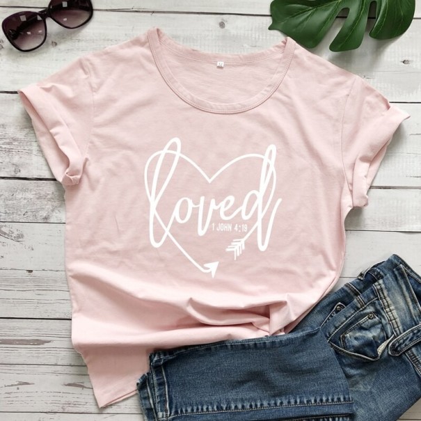 Damen-T-Shirt mit dem Aufdruck „Loved“. M 22