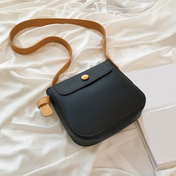 Damen Umhängetasche mit Klappe und rundem Knopf Breiter kontrastierender Trageriemen aus PU-Leder und Polyester Maße 23 x 21 x 7 cm schwarz