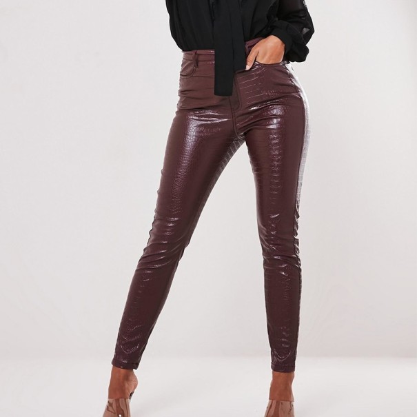 Damenhose aus Kunstleder mit Muster weinrot S