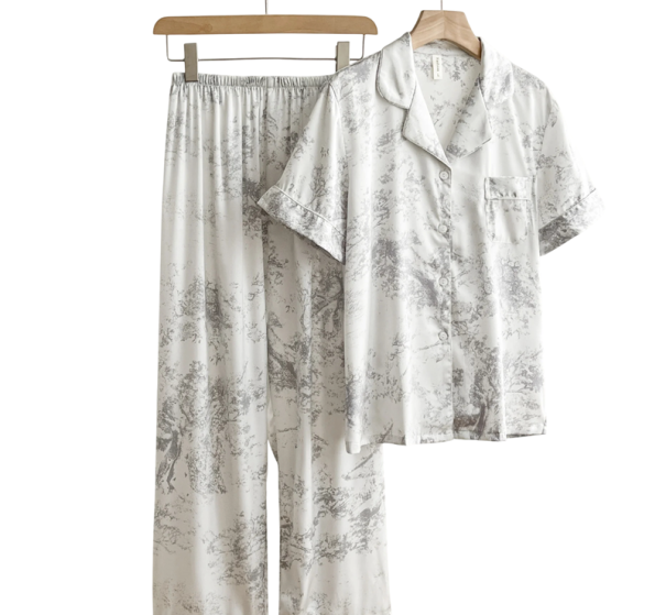 Damenpyjama mit feinen Mustern Hemd mit Kragen und kurzen Ärmeln mit Knöpfen und Brusttasche sowie Hose aus weichem Polyester und Rayon grau M