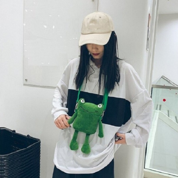Damentasche in Form eines Frosches Plüsch Crossbody Tasche über der Schulter Weiches Kunstfell Große Augen und lächelnder Mund Textilriemen dunkelgrün