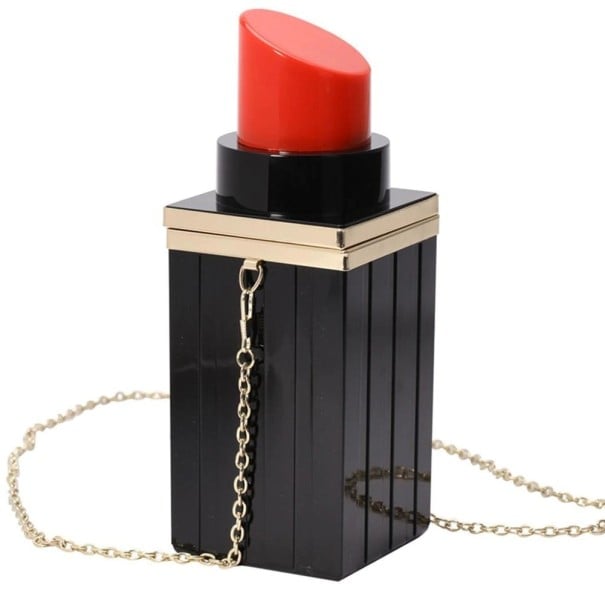 Damentasche in Lippenstiftform 8 x 8 x 21 cm Schwarzer Körper mit roter Spitze Goldener Metallrahmen Lange Kette über der Schulter 1