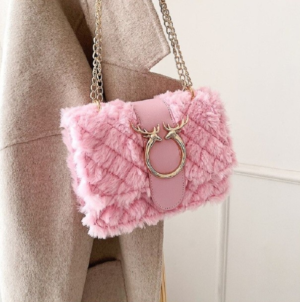 Damentasche mit Kunstfell und goldener Kette über der Schulter Steppmuster Dekorative Schnalle mit Hirschköpfen Klappe 22 x 15 x 11 cm rosa