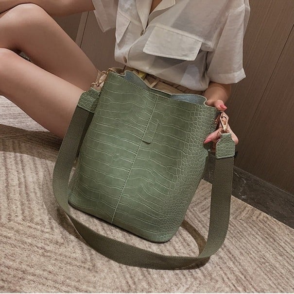 Damentasche über der Schulter 24 x 28 x 16 cm Geräumige Tasche mit geprägtem Schlangenhautmuster Breiter verstellbarer Riemen und schmaler armeegrün