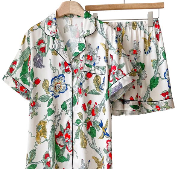 Damepyjamas i hvid med blomsterdesign Skjorte med krave og korte ærmer med knaplukning og lomme på brystet samt shorts i polyester og rayon L