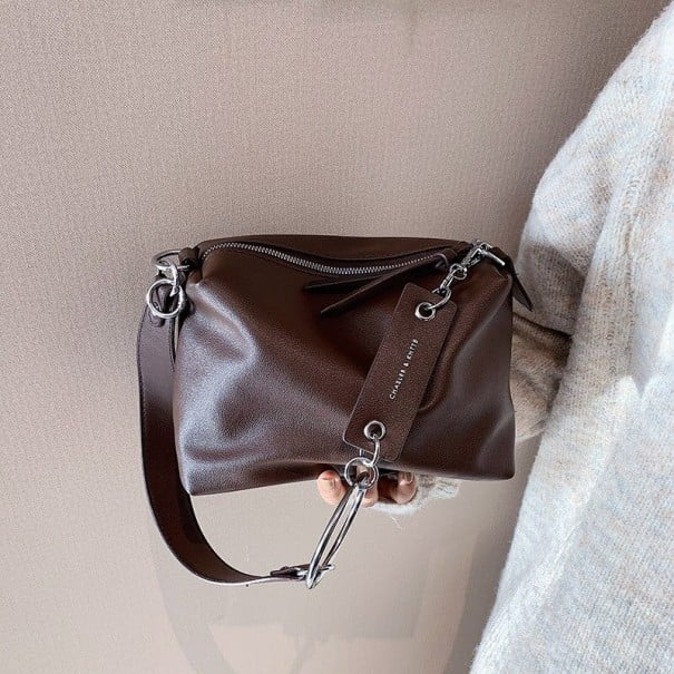 Dames crossbody handtas van PU-leer Ritsluiting Brede schouderband met grote metalen ring Decoratieve hanger Afmetingen 23 x 15 x 11 cm donkerbruin