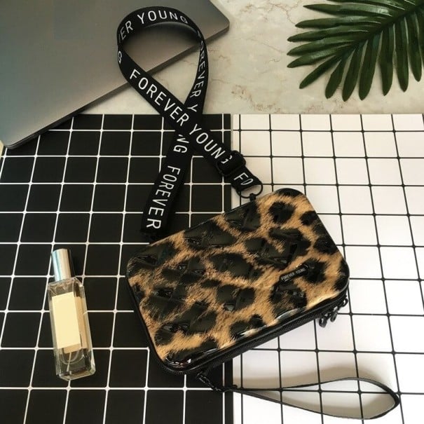 Dames crossbody tas met stevige kunststof schaal en print Ruitpatroon Rits rondom Lange band en hengsel 17,5 x 10,5 x 7 cm bruin