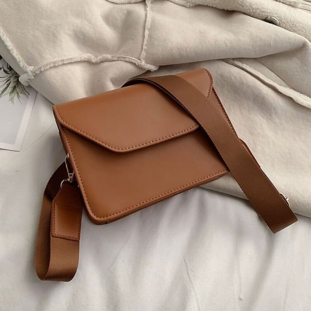 Dames crossbody tas van PU-leer Kleine schoudertas met klep Brede verstelbare schouderband met karabijnen Afmetingen 19 x 6 x 14 cm bruin