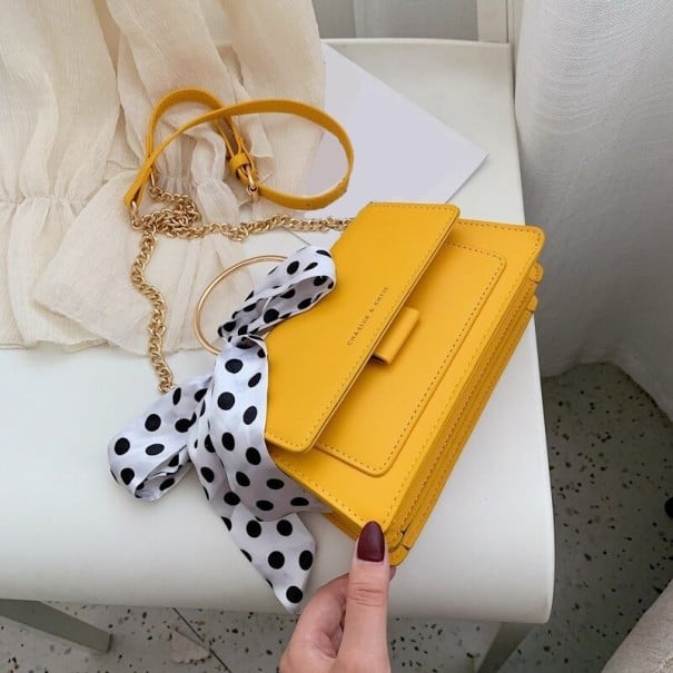 Dames crossbody tas van PU leer Klep en metalen handvat Riem met ketting en gesp Draagbaar in de hand of over de schouder Afmetingen 20 x donkergeel