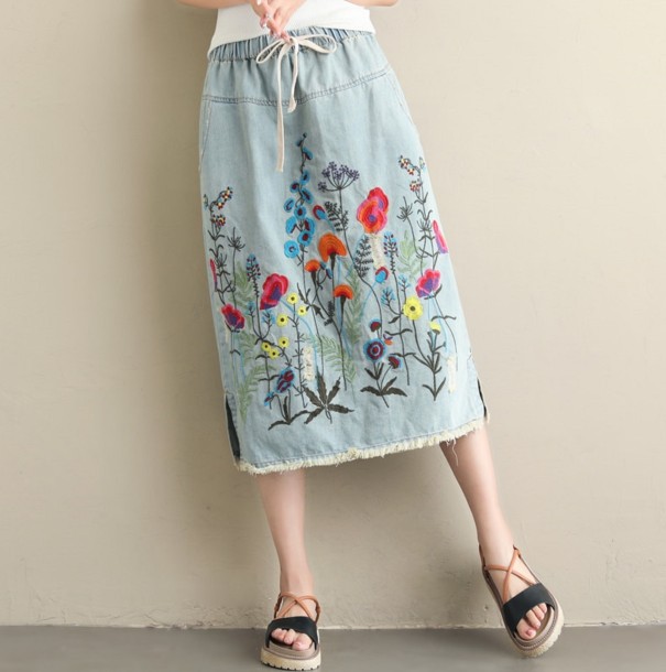 Dames denim midi rok met borduurwerk lichtblauw M