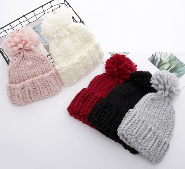 Dames gebreide muts met pompon