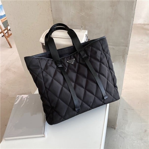 Dames grote gewatteerde schoudertas met ruitpatroon Ruime tas met twee lange handvatten en decoratieve banden 47,5 x 34 x 13 cm zwart