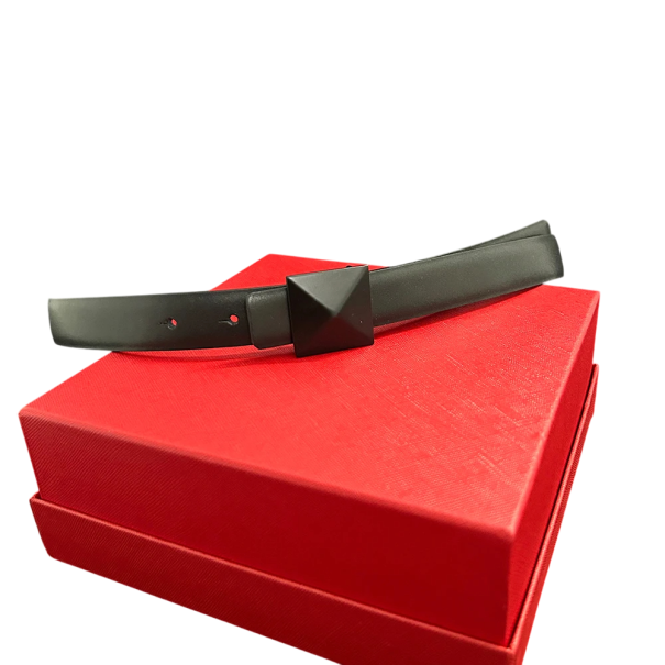 Dames leren riem 2,5 cm met metalen piramidegesp Elegante modeaccessoire voor broeken en jurken Hoogwaardige afwerking Stijlvolle riem zwart