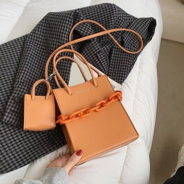 Dames mini tas in de vorm van een handtas Twee korte handvatten Lange schouderband Versierde ketting in de kleur van de tas Kunstleer 19 x oranje