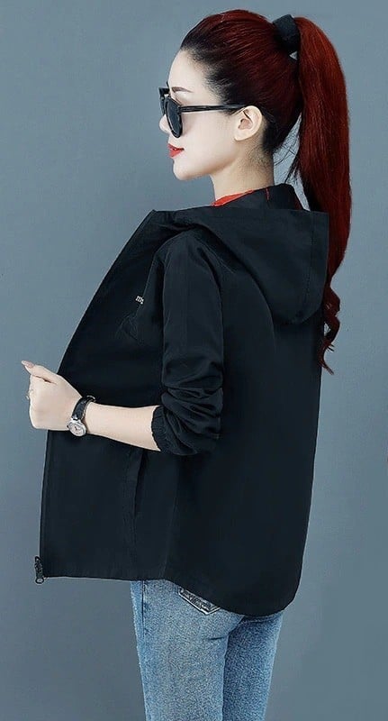 Dames omkeerbare jas met capuchon en een gemusterde binnenkant Ritssluiting Zijkanten met zakken Geraffineerde manchetten Polyester zwart XL