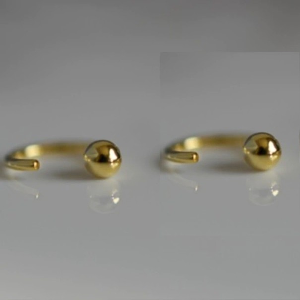 Dames oorbellen met een bolletje zilver
