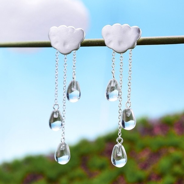 Dames oorbellen met wolken en druppels wit